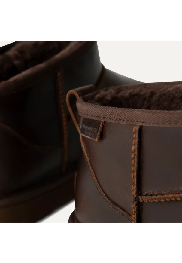 Ugg - Śniegowce męskie UGG Classic Ultra Mini Leather Regenerate Boot. Okazja: na plażę. Kolor: brązowy. Materiał: materiał. Sezon: lato, zima, jesień. Styl: młodzieżowy