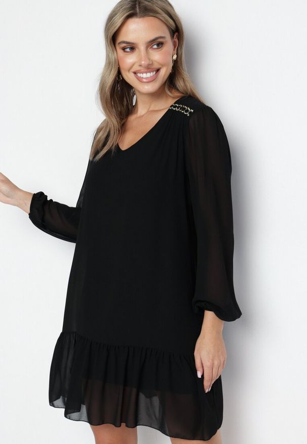 Born2be - Czarna Sukienka z Wiskozą o Prostym Kroju z Bufiastymi Rękawami i Falbanką u Dołu Ilila. Okazja: na co dzień. Typ kołnierza: dekolt w serek. Kolor: czarny. Materiał: wiskoza. Typ sukienki: proste. Styl: elegancki, casual, klasyczny, wizytowy