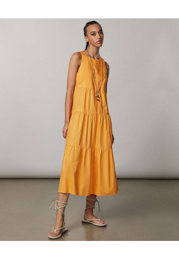 Patrizia Pepe - PATRIZIA PEPE - Rozkloszowana sukienka midi z falbanami. Kolor: żółty. Materiał: bawełna. Długość: midi
