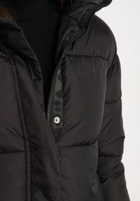 Born2be - Czarna Pikowana Kurtka o Pudełkowym Kroju z Kapturem i Kieszeniami Alissan. Typ kołnierza: kaptur. Kolor: czarny. Materiał: jeans. Sezon: zima #7