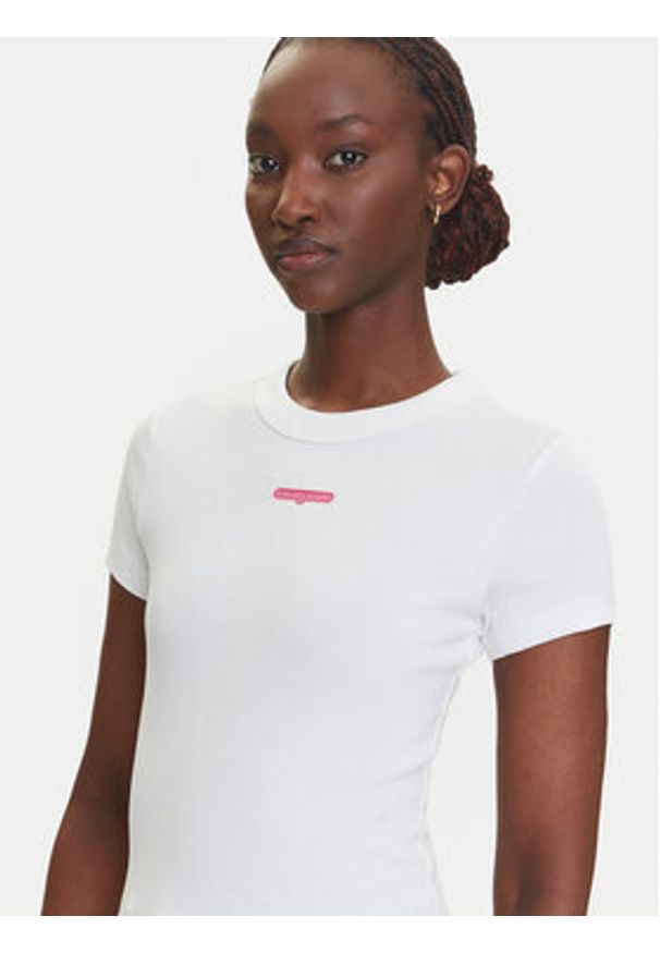 Tommy Jeans T-Shirt Script Label DW0DW21402 Biały Slim Fit. Kolor: biały. Materiał: bawełna