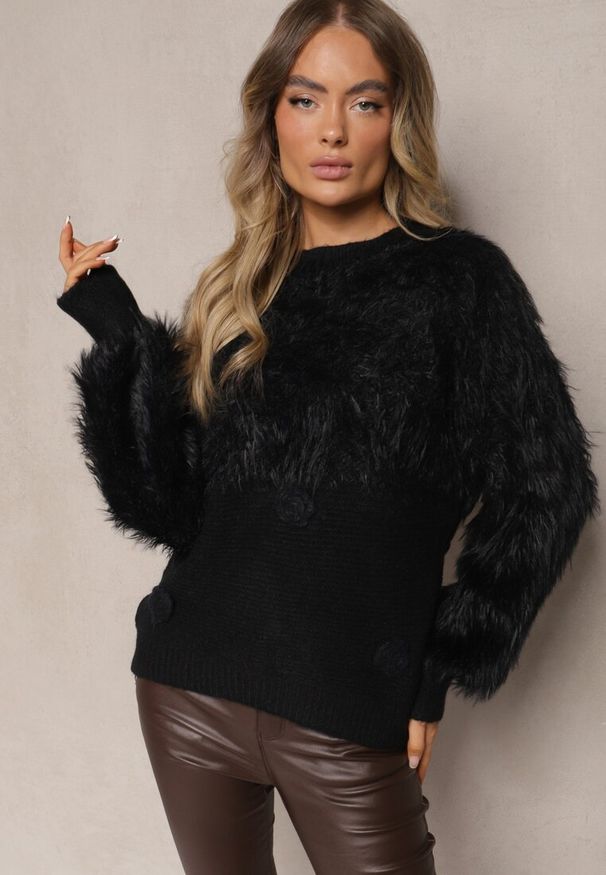 Renee - Czarny Puchaty Sweter Udekorowany Aplikacjami Kwiatowymi Arrmeva. Okazja: na spacer. Kolor: czarny. Materiał: jeans, puch. Długość rękawa: długi rękaw. Długość: długie. Wzór: kwiaty, aplikacja. Styl: elegancki