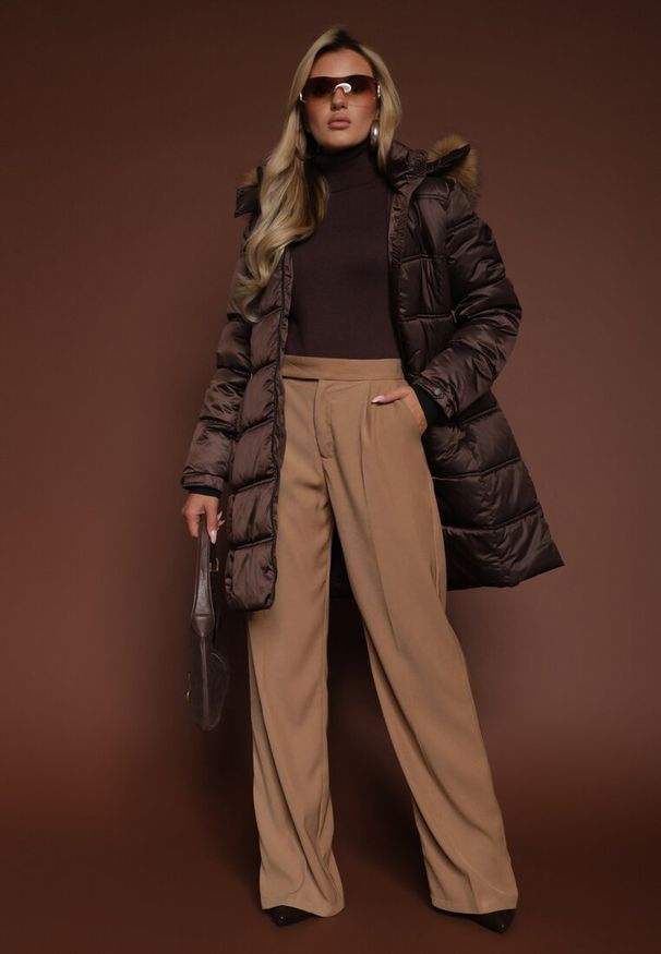 Renee - Ciemnobrązowa Pikowana Kurtka o Długim Fasonie z Odpinanym Kapturem z Futerkiem Fenalda. Okazja: na spacer. Kolor: brązowy. Materiał: futro. Długość: długie. Styl: elegancki