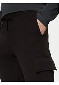 Calvin Klein Jeans Spodnie dresowe J30J326762 Czarny Regular Fit. Kolor: czarny. Materiał: bawełna #4
