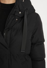 Born2be - Czarna Kurtka Pikowana z Kapturem Vertigara. Okazja: na co dzień. Typ kołnierza: kaptur. Kolor: czarny. Materiał: dzianina, jeans. Styl: casual, elegancki #7