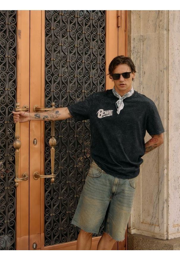 Reserved - Jeansowe szorty straight - indigo jeans. Materiał: jeans
