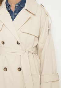Born2be - Beżowy Dwurzędowy Płaszcz Trencz z Wiązanym Paskiem Rozcięciem i Klapą Terezi. Okazja: na co dzień. Kolor: beżowy. Materiał: jeans. Styl: casual, elegancki, klasyczny #6