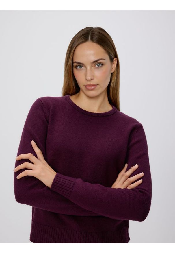 Reserved - Sweter z wiskozą - ciemnofioletowy. Kolor: fioletowy. Materiał: wiskoza