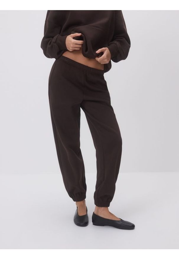 Reserved - Spodnie dresowe z bawełną - ciemnobrązowy. Kolor: brązowy. Materiał: bawełna, dresówka