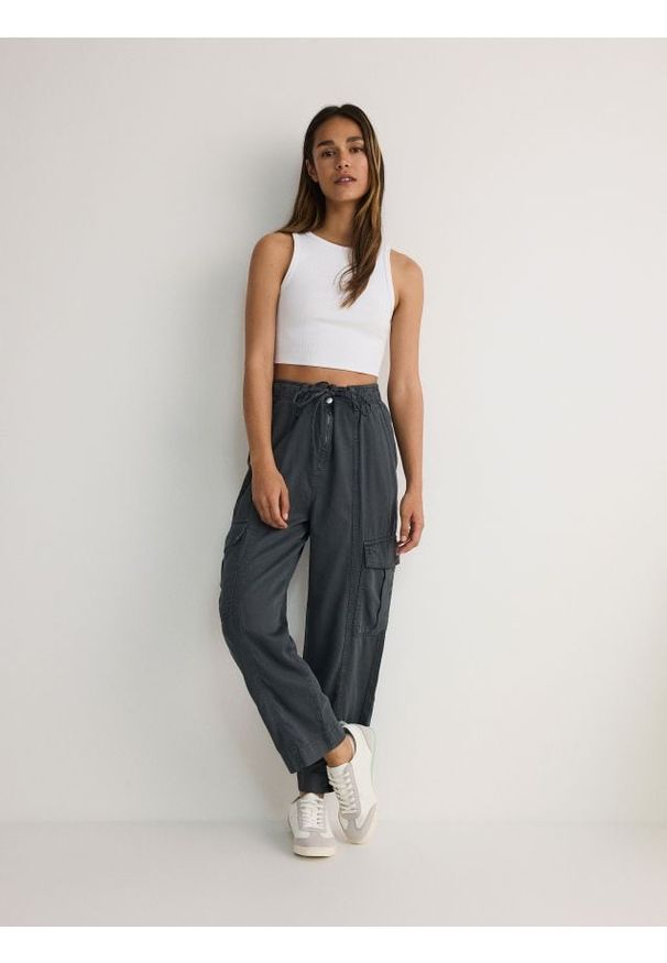 Reserved - Spodnie cargo - ciemnoszary. Kolor: szary. Materiał: bawełna