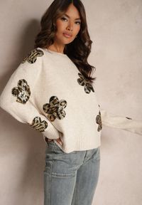 Renee - Beżowy Sweter Ozdobiony Cekinami i Naszywkami w Kształcie Kwiatów Cialuna. Okazja: na co dzień. Kolor: beżowy. Materiał: jeans. Wzór: aplikacja, kwiaty. Styl: casual, elegancki