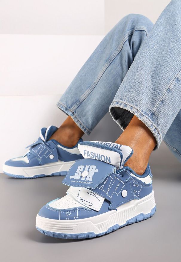 Renee - Niebieskie Sneakersy na Płaskiej Podeszwie Ozdobione Napisami Griefra. Nosek buta: okrągły. Zapięcie: sznurówki. Kolor: niebieski. Materiał: jeans, materiał. Wzór: napisy, aplikacja. Obcas: na płaskiej podeszwie. Wysokość obcasa: niski