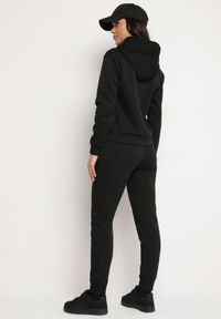 Born2be - Czarny Ocieplany Komplet Dresowy z Bawełny Joggery i Bluza z Kapturem i Nadrukiem Filola. Kolor: czarny. Materiał: dresówka, bawełna. Wzór: nadruk