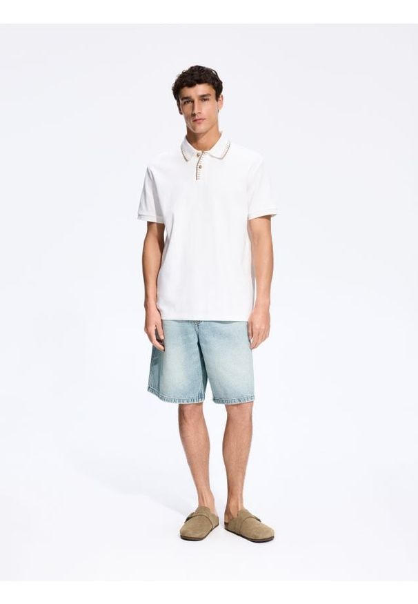Reserved - Koszulka polo comfort fit - złamana biel. Typ kołnierza: polo. Materiał: bawełna, dzianina