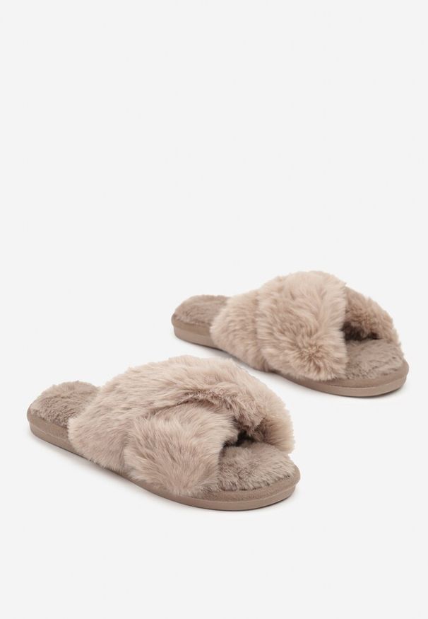 Renee - Ciemnobeżowe Kapcie Vices z Futerka ze Skrzyżowanymi Paskami Selanthra. Okazja: do domu. Zapięcie: pasek. Kolor: beżowy. Materiał: futro. Wzór: paski. Obcas: na płaskiej podeszwie. Styl: elegancki