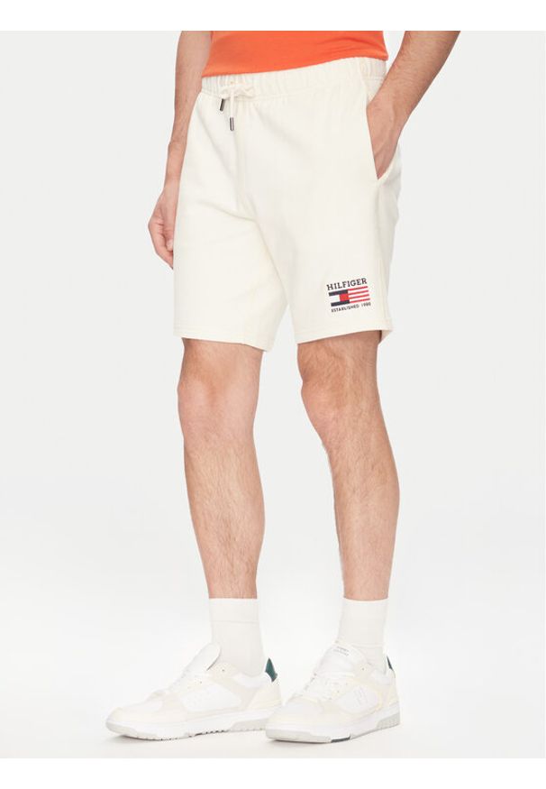 TOMMY HILFIGER - Tommy Hilfiger Szorty sportowe American MW0MW39862 Écru Regular Fit. Materiał: bawełna. Styl: sportowy