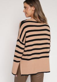 Born2be - Czarny Sweter o Kroju Oversize z Motywem Pasków Irtusa. Okazja: na co dzień. Kolor: czarny. Materiał: jeans. Styl: casual #6