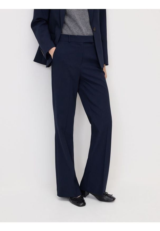 Reserved - Spodnie flare z kantem - granatowy. Kolor: niebieski. Materiał: tkanina, wiskoza