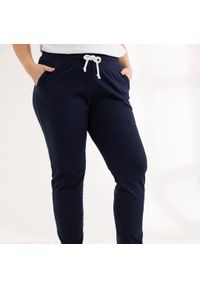Moda Size Plus Iwanek - Granatowe spodnie dresowe XXL OVERSIZE JESIEŃ. Okazja: na co dzień. Kolor: niebieski. Materiał: dresówka. Długość: krótkie. Sezon: jesień. Styl: casual #1