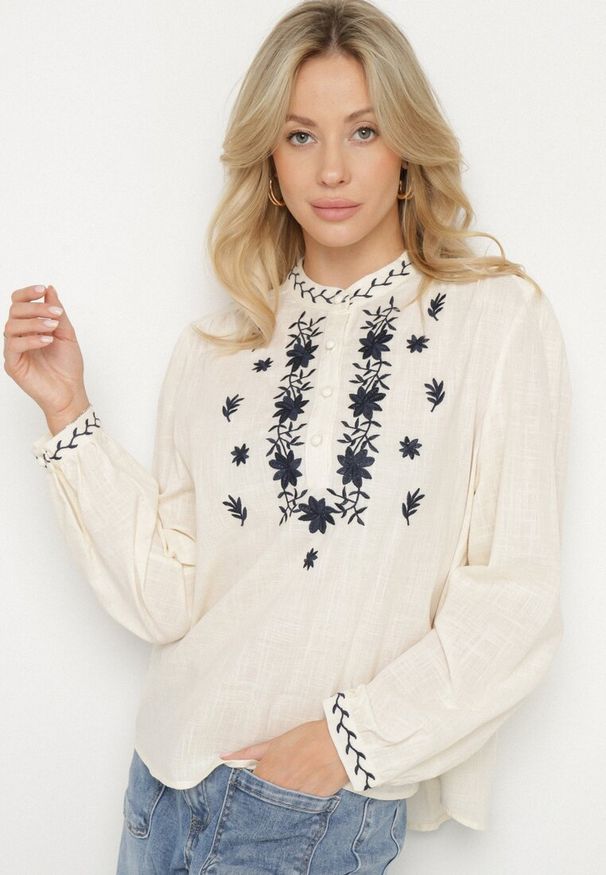 Born2be - Beżowa Koszula z Bawełny ze Stójką i Guzikami Zdobiona Haftem Gonithiel. Okazja: na co dzień. Typ kołnierza: kołnierzyk stójkowy. Kolor: beżowy. Materiał: bawełna. Długość rękawa: długi rękaw. Długość: długie. Wzór: aplikacja, haft. Styl: casual, elegancki, klasyczny