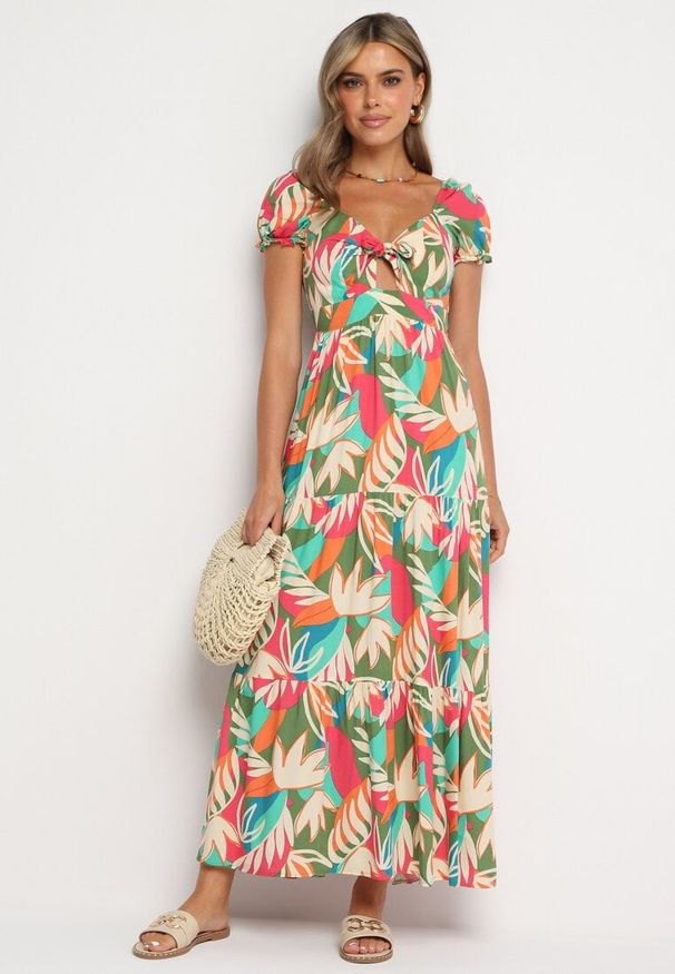 Born2be - Zielona Wiskozowa Sukienka w Kwiaty z Wiązaniem przy Dekolcie i Falbanką Meviera. Okazja: na co dzień, na randkę, na spacer. Kolor: zielony. Materiał: wiskoza. Wzór: kwiaty. Sezon: lato. Styl: casual