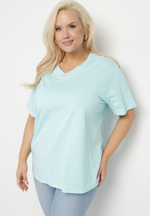 Born2be - Jasnoniebieski T-shirt z Bawełny z Dekoltem w Serek Aveltebia. Okazja: na co dzień. Typ kołnierza: dekolt w serek. Kolor: niebieski. Materiał: bawełna. Styl: klasyczny, casual