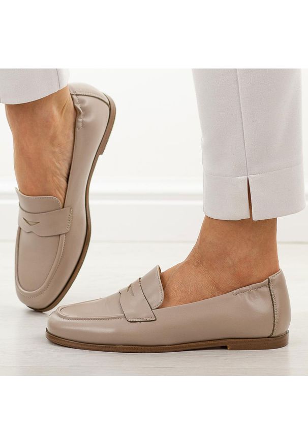 Beżowe skórzane mokasyny damskie Vinceza 18121. Okazja: na co dzień. Nosek buta: okrągły. Kolor: beżowy. Materiał: skóra. Szerokość cholewki: normalna. Sezon: wiosna, jesień. Styl: casual, elegancki, klasyczny