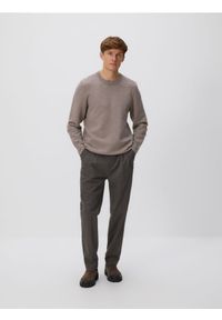 Reserved - Sweter z wiskozą - brązowy. Kolor: brązowy. Materiał: wiskoza