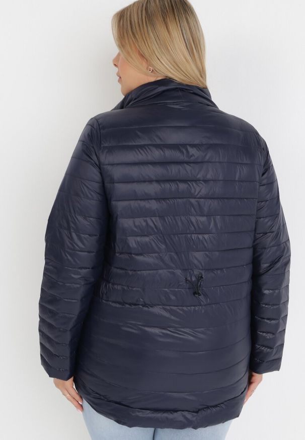 Born2be - Granatowa Kurtka Elanassa. Typ kołnierza: kołnierzyk stójkowy. Kolekcja: plus size. Kolor: niebieski