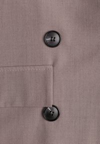 Renee - Ciemnobeżowa Oversizowa Marynarka z Klapami i Dwurzędowym Zapięciem Sinthelis. Okazja: na co dzień, na spotkanie biznesowe. Kolor: beżowy. Wzór: aplikacja. Styl: casual, biznesowy, elegancki #4