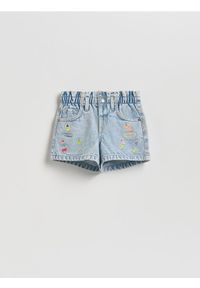 Reserved - Denimowe szorty z naszywkami - niebieski. Kolor: niebieski. Materiał: denim. Wzór: aplikacja #1