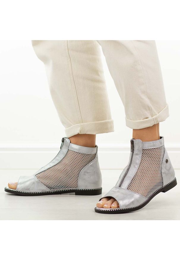Srebrne sandały damskie Jezzi 24148-5. Okazja: na spacer. Kolor: srebrny. Materiał: skóra. Sezon: wiosna, lato. Styl: elegancki, klasyczny