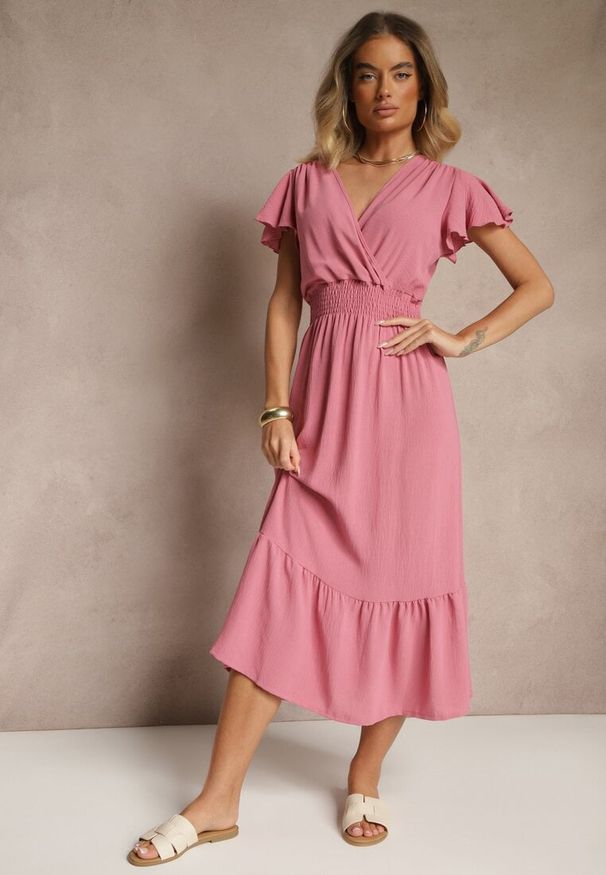 Renee - Różowa Kopertowa Sukienka o Rozkloszowanym Fasonie z Gumką w Talii Reivione. Okazja: na co dzień. Typ kołnierza: dekolt w serek. Kolor: różowy. Materiał: materiał. Typ sukienki: kopertowe. Styl: casual, klasyczny