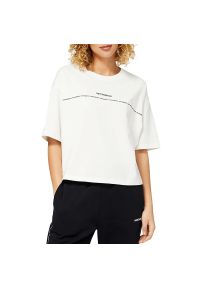 Koszulka New Balance WT23519SST - biała. Kolor: biały. Materiał: bawełna. Długość rękawa: krótki rękaw. Długość: krótkie. Wzór: aplikacja