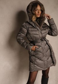 Renee - Szara Kurtka z Pikowanym Przeszyciami Wiązanym Paskiem i Kapturem z Futrem Fenida. Kolor: szary. Materiał: futro. Styl: elegancki #5