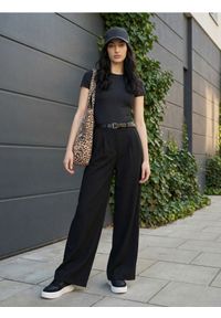 Sinsay - Gładkie body basic z krótkim rękawem - czarny. Kolor: czarny. Długość rękawa: krótki rękaw. Długość: krótkie. Wzór: gładki #1