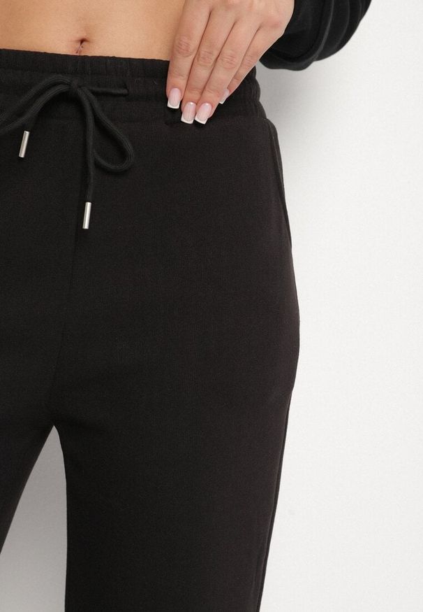 Born2be - Czarne Bawełniane Spodnie Dresowe ze Sznurkiem i Polarową Podszewką Saliavera. Okazja: na co dzień. Kolor: czarny. Materiał: polar, bawełna, dresówka. Styl: casual, klasyczny, sportowy