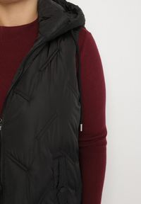 Born2be - Czarna Pikowana Kamizelka z Kapturem i Kieszeniami Esarivie. Okazja: na spacer. Typ kołnierza: kaptur. Kolekcja: plus size. Kolor: czarny. Materiał: jeans #2