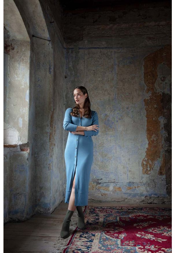MOE - Swetrowa Sukienka Midi z Guzikami - Niebieska. Kolor: niebieski. Materiał: elastan, bawełna. Długość: midi