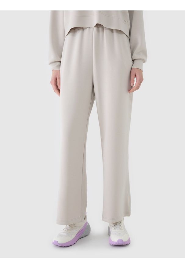 4f - 4F Spodnie dresowe z modalem z szerokimi nogawkami damskie - beżowe S. Kolor: beżowy. Materiał: dresówka. Wzór: gładki, ze splotem. Sport: fitness