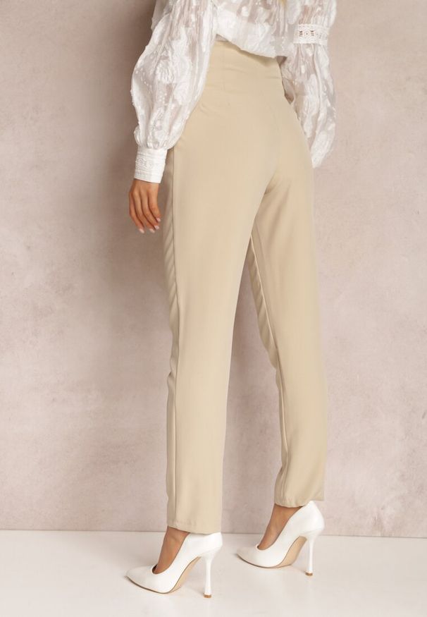 Renee - Jasnobeżowe Spodnie Cygaretki High Waist Molfi. Okazja: na spotkanie biznesowe, do pracy. Stan: podwyższony. Kolor: beżowy. Materiał: jedwab. Wzór: bez wzorów, aplikacja. Styl: wizytowy, biznesowy, elegancki