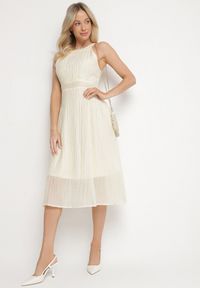 Born2be - Jasnobeżowa Rozkloszowana Sukienka z Tłoczonej Tkaniny z Wiązaniem z Tyłu Nimioretta. Okazja: na wesele, na ślub cywilny, na imprezę. Kolor: beżowy. Materiał: tkanina. Wzór: aplikacja. Typ sukienki: rozkloszowane. Styl: elegancki #3