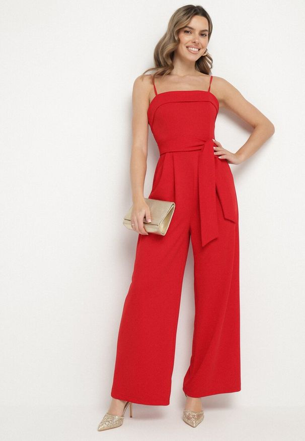 Born2be - Czerwony Kombinezon Ozdobiony Paskiem z Szerokimi Nogawkami Deolise. Kolor: czerwony. Długość rękawa: na ramiączkach. Wzór: aplikacja. Styl: elegancki