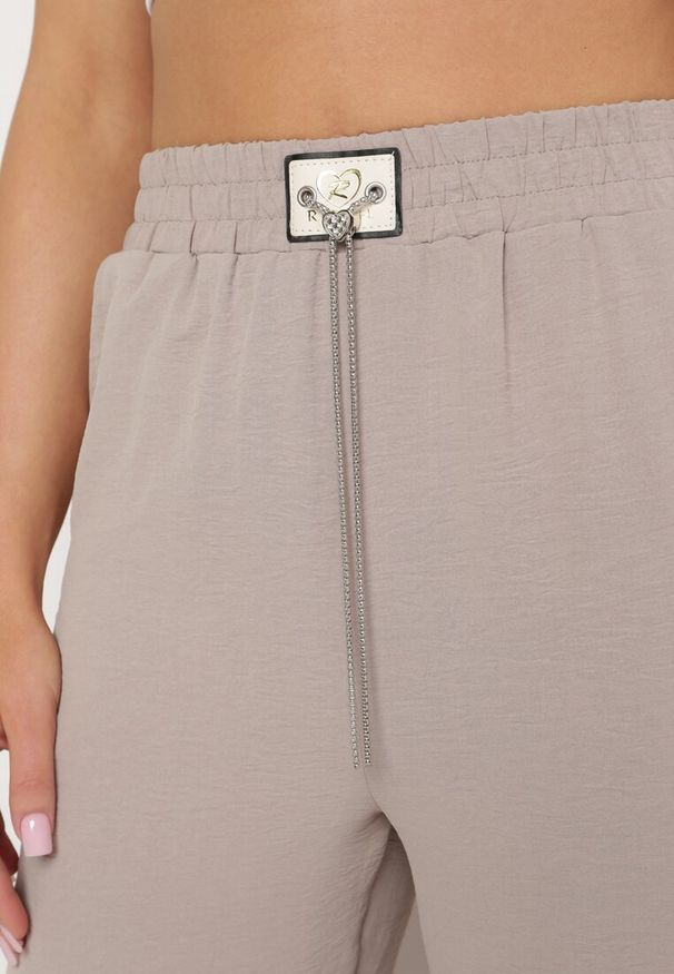 Born2be - Szare Spodnie Szerokie z Gumką w Pasie z Ozdobnym Łańcuszkiem Istaria. Okazja: na co dzień. Kolor: szary. Styl: casual