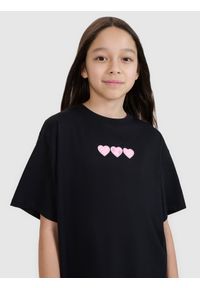 4f - 4F T-shirt oversize z nadrukiem dziewczęcy - czarny 146 (10-11 lat). Okazja: na co dzień. Kolor: czarny. Materiał: bawełna, materiał, jersey. Długość rękawa: krótki rękaw. Długość: krótkie. Wzór: nadruk. Sezon: lato. Styl: klasyczny, casual, sportowy, elegancki
