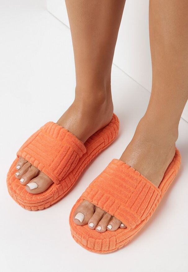 Born2be - Pomarańczowe Kapcie Cythessa. Nosek buta: otwarty. Zapięcie: pasek. Kolor: pomarańczowy. Materiał: materiał. Styl: elegancki