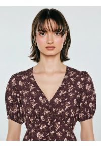 Big-Star - Sukienka damska midi z wiskozy w kwiatowy wzór brązowa Pala 804. Okazja: na co dzień, na spacer. Kolor: brązowy. Materiał: wiskoza. Wzór: kwiaty. Sezon: wiosna, lato. Typ sukienki: proste. Styl: boho, casual. Długość: midi #7