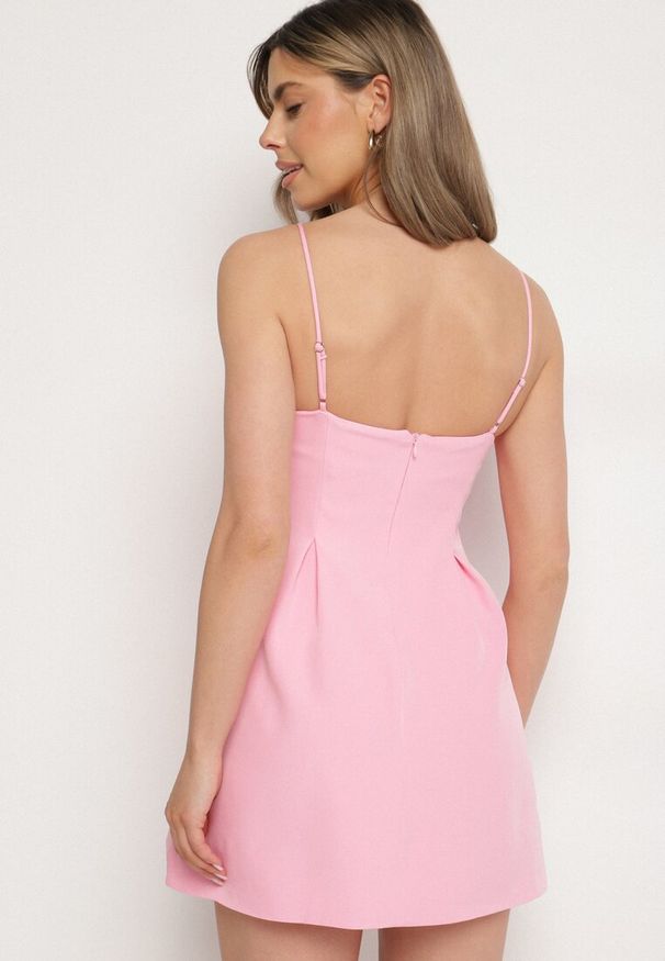 Born2be - Różowa Sukienka Vices o Rozkloszowanym Kroju na Ramiączkach Zdobiona Zakładkami Sarileve. Okazja: na co dzień. Typ kołnierza: dekolt kwadratowy. Kolor: różowy. Materiał: jeans. Długość rękawa: na ramiączkach. Wzór: aplikacja. Typ sukienki: rozkloszowane, proste. Styl: klasyczny, casual