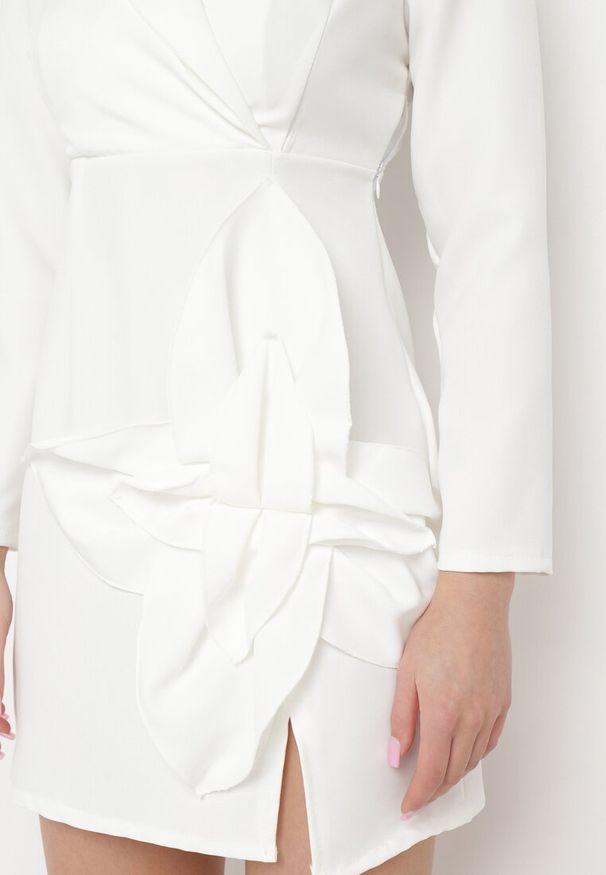 Born2be - Biała Marynarkowa Sukienka Mini z Kopertową Górą Nivrade. Kolor: biały. Typ sukienki: kopertowe. Długość: mini