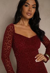 Renee - Bordowa Dopasowana Sukienka z Koronki z Kwadratowym Dekoltem Uwedia. Okazja: na randkę. Typ kołnierza: dekolt kwadratowy. Kolor: czerwony. Materiał: koronka. Długość rękawa: długi rękaw. Wzór: koronka #3